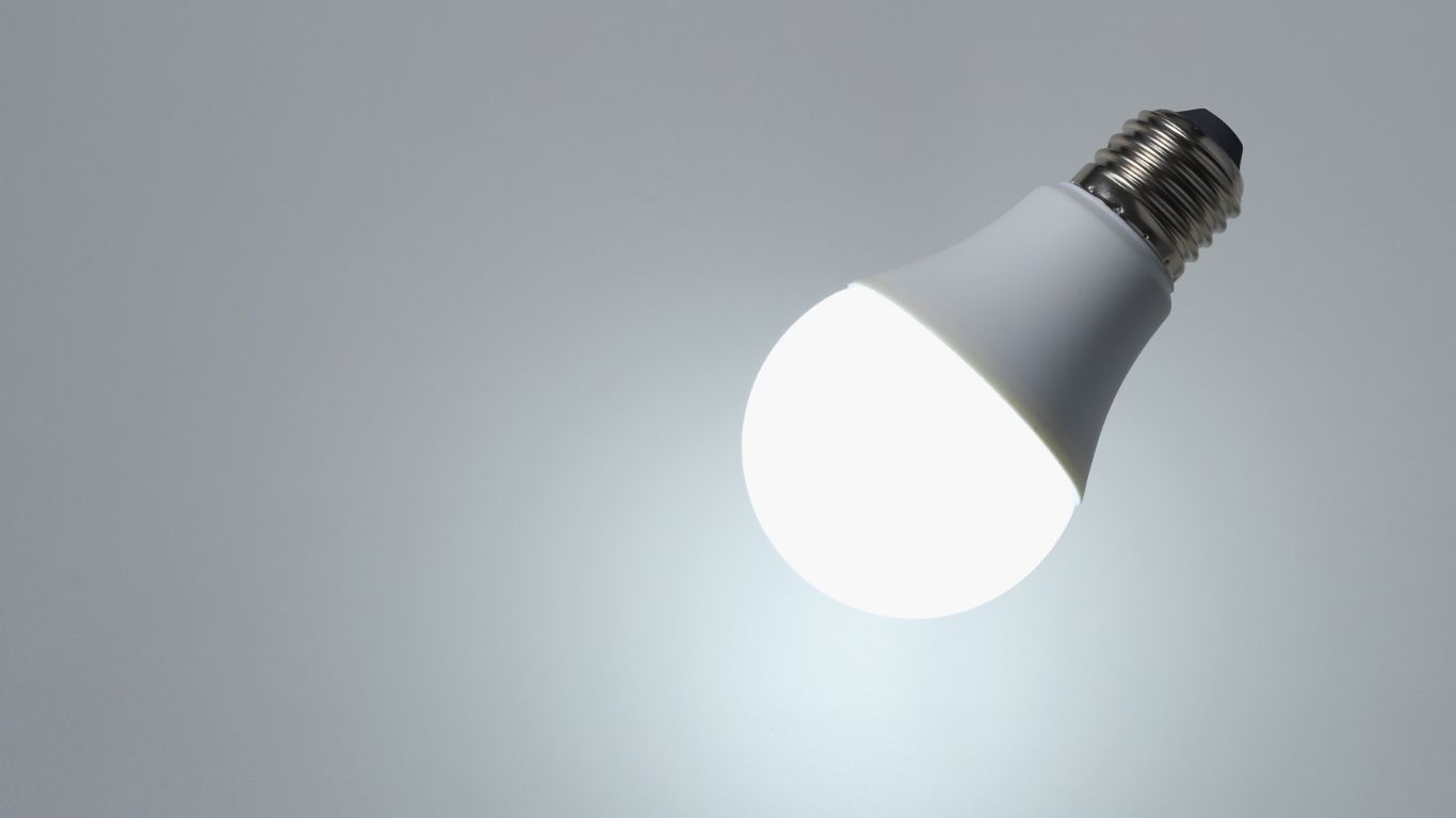Cari tahu cara ukur lumen pada lampu yang sudah terpasang di ruangan dengan metode praktis menggunakan lux meter. Simak panduan lengkapnya di sini.